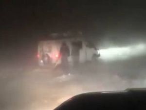 На границе Олекминского района из-за сильной метели в снегу застряли машины с пассажирами