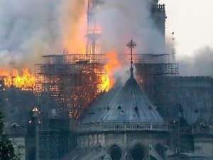 Огонь перекинулся на одну из башен Собора Парижской Богоматери