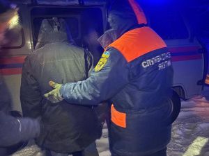 В Якутии спасатели нашли на Вилюйском тракте заблудившихся мужчину и женщину с признаками переохлаждения и обморожения