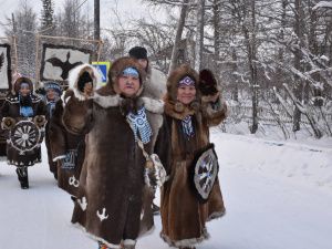 Фото: шествие в национальных костюмах в Оленекском районе в День оленевода