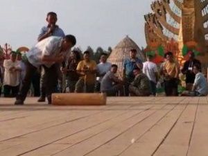 Видеофакт: мужчина проткнул себе ногу во время конкурса на Ысыахе Олонхо