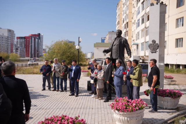 В Якутске возложили цветы к памятнику выдающегося руководителя Семена Борисова