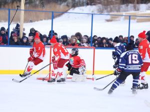 Зрелищной ничьей завершился матч звёзд мирового хоккея с якутской командой у Ленских столбов