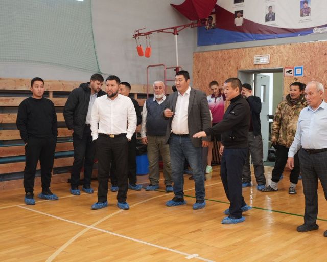 Глава Якутска проконтролировал ход ремонта ДЮСШ №5