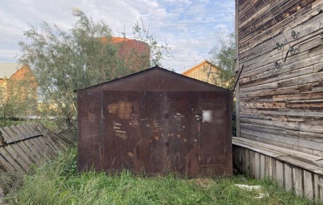 Житель Якутска обворовал чужой гараж, а на следующий день продал его