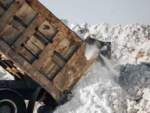 В Якутске за сутки вывезено 4594 кубометров снега