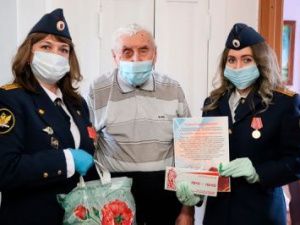 Представители УФСИН поздравили ветерана Великой Отечественной войны с Днем Победы 