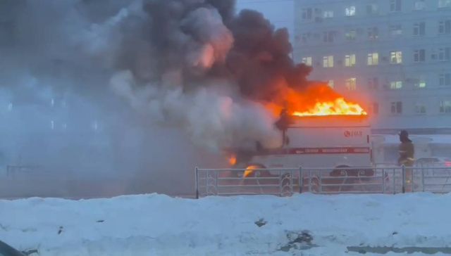 В Якутске на Стадухина загорелась машина скорой помощи