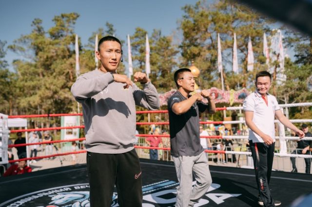 Поединки под открытым небом: в Якутске прошел праздник бокса с мастер-классами чемпионов