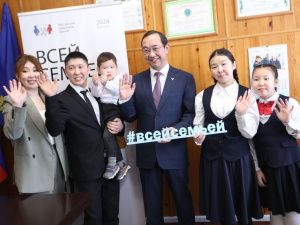 Айсен Николаев встретился с семьей Неустроевых, участвующей в конкурсе «Всей семьёй»