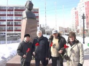 Коммунисты возложили живые цветы к памятнику Гавриилу Чиряеву