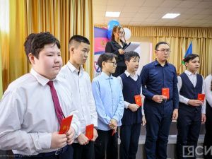 Школьникам Якутска вручили паспорта в День космонавтики