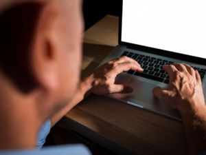 В Якутске мужчина, разместив подложное объявление о продаже одежды и обуви, обманул покупателя на 14 тысяч рублей