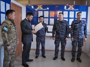 Евгений Григорьев наградил сотрудников Росгвардии