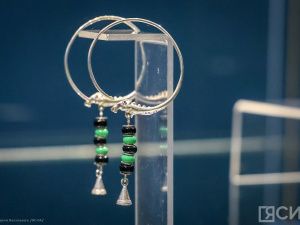 В НХМ Якутии открылась выставка всемирно известного художника-ювелира Александра Манжурьева
