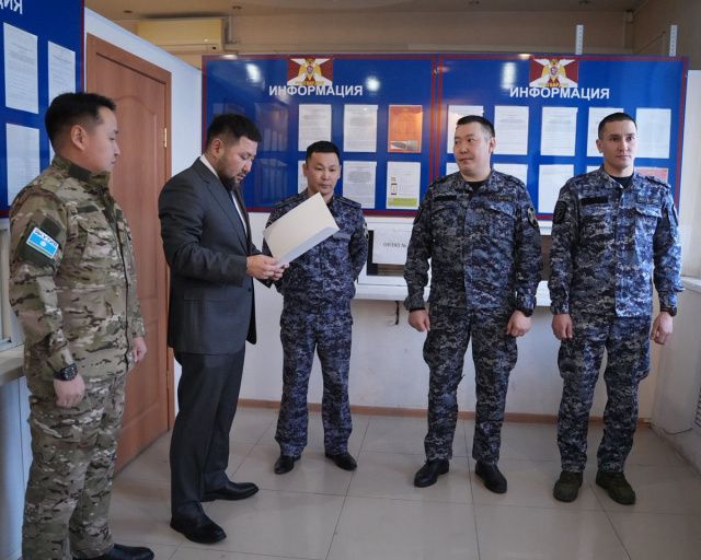 Евгений Григорьев наградил сотрудников Росгвардии