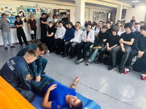 Спасатели Якутского ВГСО научили школьников Мирнинского района оказывать первую помощь