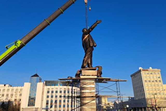 Видеофакт: на центральной площади Якутска идет установка памятника Ленину
