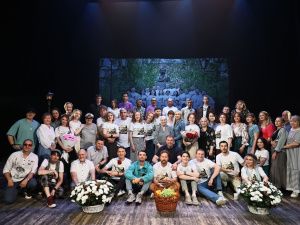 Премьерой концерта «Арбатский дворик» к 100-летию Булата Окуджавы Русский театр завершил сезон 