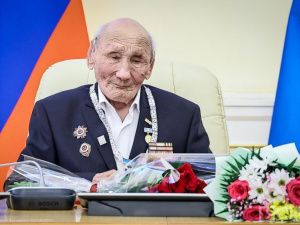 В Якутске со 100-летием поздравили ветерана Великой Отечественной войны Наума Слепцова