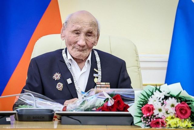 В Якутске со 100-летием поздравили ветерана Великой Отечественной войны Наума Слепцова