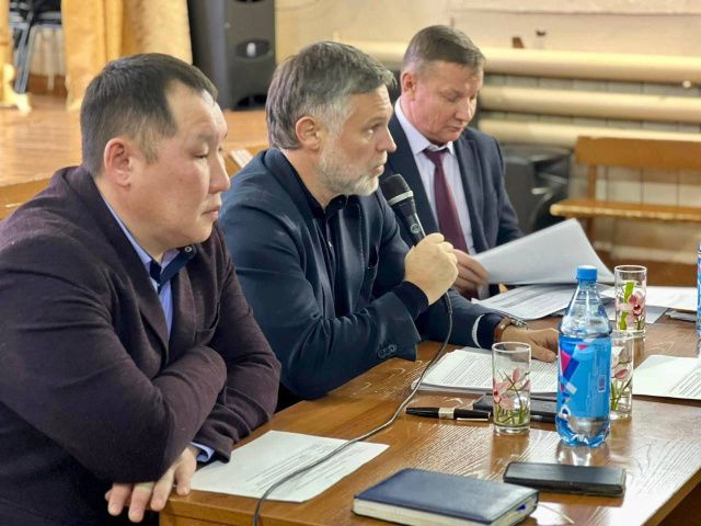 Кирилл Бычков в рамках отчета правительства работает в Алданском районе