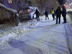 В Якутске маршрутный автобус выехал на тротуар, чтобы избежать столкновения