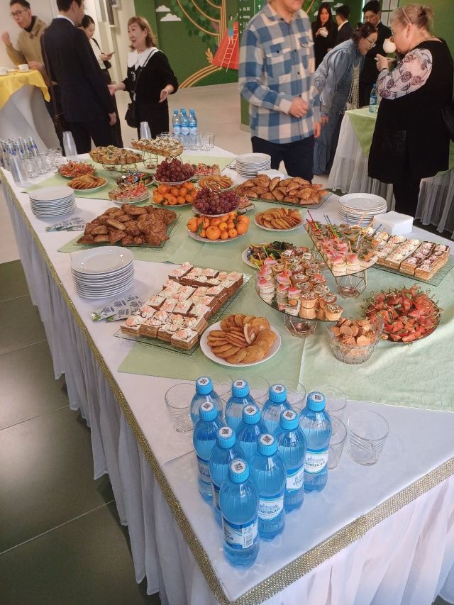 Чем угощали журналистов на встрече с Ил Дарханом?