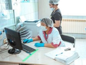 Айсен Николаев установил доплаты медицинским работникам, борющимся с коронавирусом