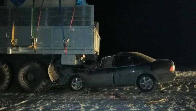 На трассе «Колыма» водитель без прав врезался в стоявший на дороге КамАЗ. Несколько пострадавших