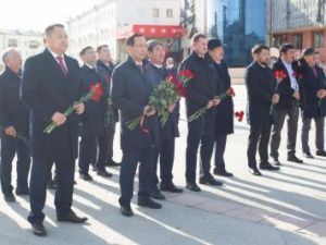 В День республики в Якутске возложили цветы и открыли новые памятники