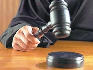 Директор школы присваивал премии персонала