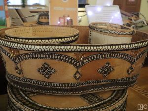 В Якутске презентовали книгу  о мастерах берестяных изделий  «Өбүгэ ситимэ»