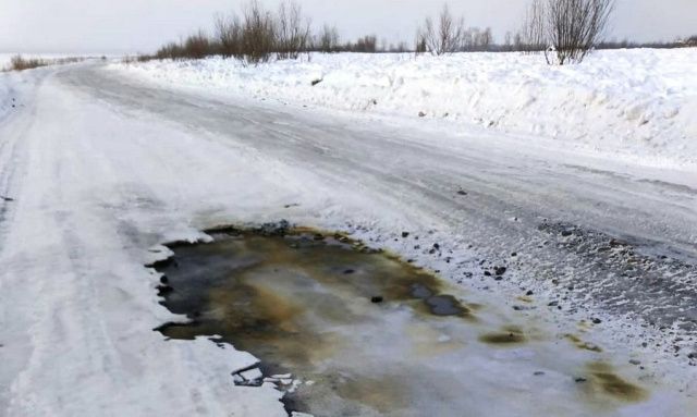 В Якутии неизвестные бросили на дороге лопнувшую ёмкость с нефтепродуктами