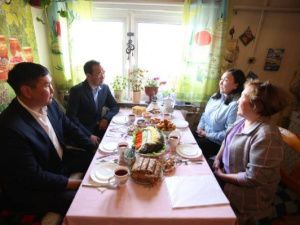 Айсен Николаев  навестил семью участника СВО из Среднеколымского района