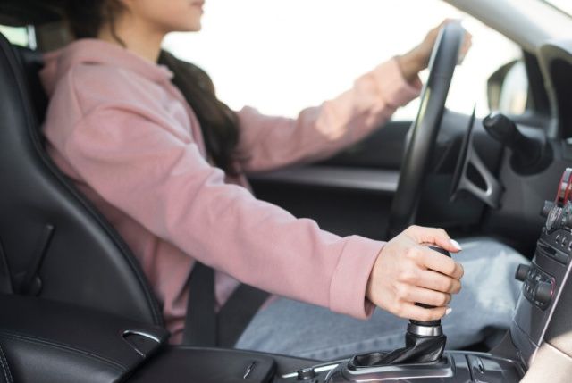 Хотела доехать домой: В Якутске пьяная 20-летняя девушка угнала автомобиль и врезалась в светофор