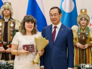 Айсен Николаев вручил якутянам государственные награды в преддверии Нового года