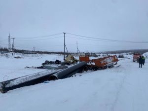 Два грузовика съехали с дороги и опрокинулись в Алданском районе