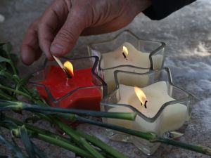 Якутяне несут цветы к мемориалу памяти жертв теракта в Подмосковье