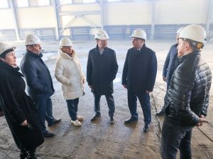Глава Якутии проверил ход строительства крупных социальных объектов в Мирном