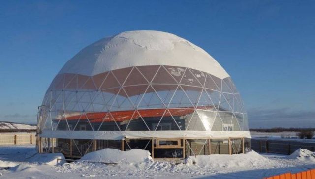 В Якутии семья перезимует в доме под куполом