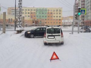 В Якутске женщина-водитель врезалась в две машины и сбила пешехода