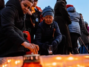 В патриотической акции «Свеча памяти» якутяне выложили из горящих свечей слово «ПОМНИМ» 