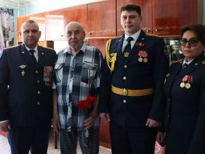 Сотрудники УФСИН поздравили ветерана Великой Отечественной войны с 77-летием Победы в Великой Отечественной войне