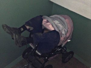 В Якутске 45-летний бездомный похитил детскую коляску, чтобы перевозить на ней свои вещи
