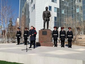 В День Республики состоялось возложение цветов к памятнику государственному, политическому и профсоюзному деятелю Якутии Степану Васильеву