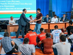Айсен Николаев вручил сборной Якутии по вольной борьбе спортивную экипировку