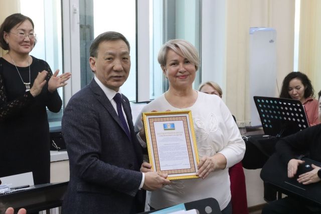 Афанасий Ноев поздравил Наталью Базалеву с 65-летним юбилеем 