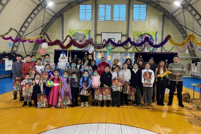 Воспитанникам Тойбохойского детского дома подарили новогодний утренник