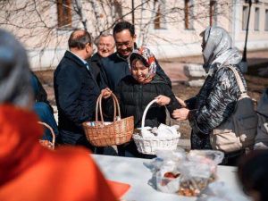 Фотофакт: Глава Якутии с дочкой освятили куличи в Преображенском соборе